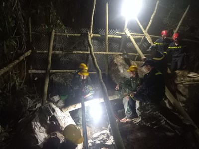 View - 	Lực lượng Công binh Quân khu 1 tham gia cứu hộ vụ sập hang động